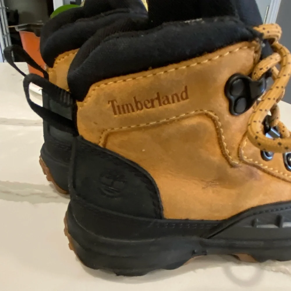 Timberland kids Outdoor Adventure Boots - Black and Tan size 8